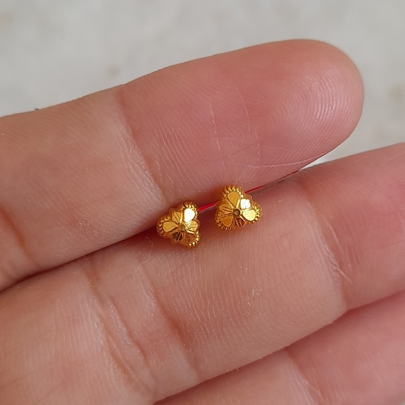 Beautiful new desiner studs - Picture 4 of 11